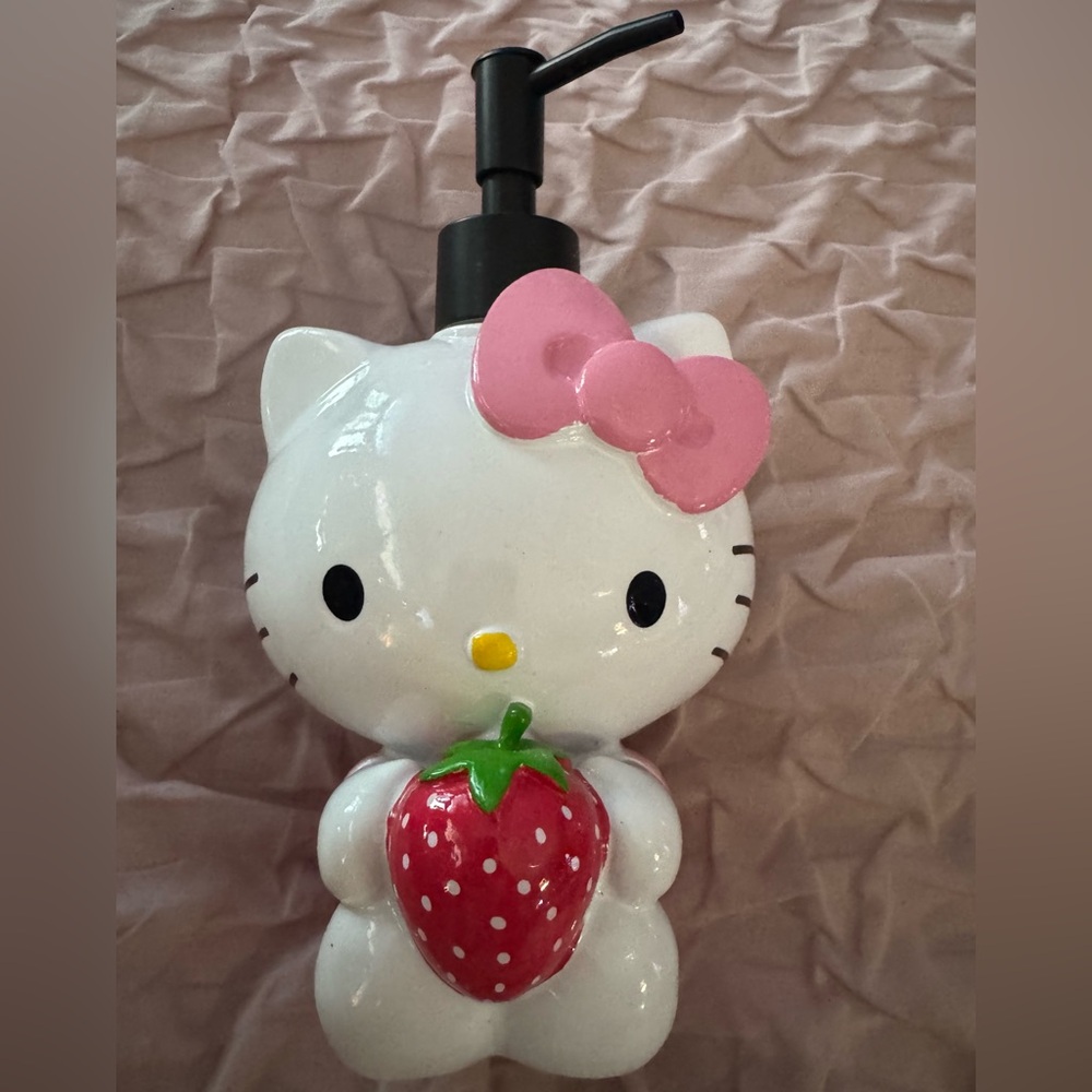 SPRING SUMMER HELLO KITTY W/STRAWBERRY SOAP/LOTION DISPENSER NEW
